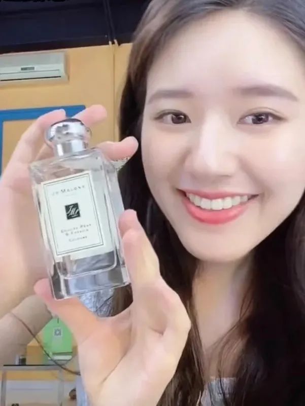 出道失败只因“不是男的”？她的同款“大师香薰”如今却全网疯抢