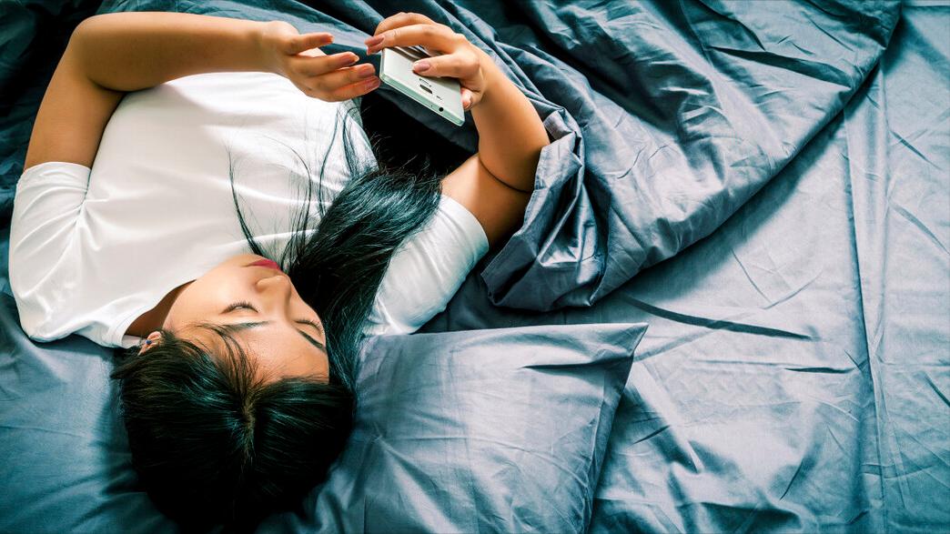 长期睡前玩手机有哪4件麻烦事,长期睡前玩手机会付出啥代价
