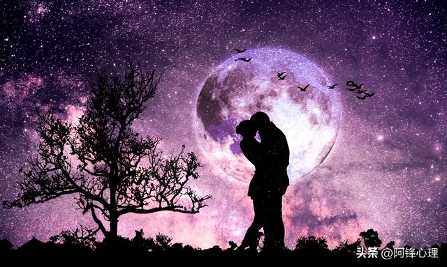 男人一旦爱上你，常常会有这几种表现，特别是第三种，好温馨呀