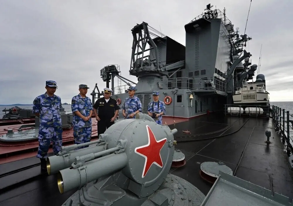 向解放军学习！俄官兵登上052D，在垂发前驻足，笔记本写满要点