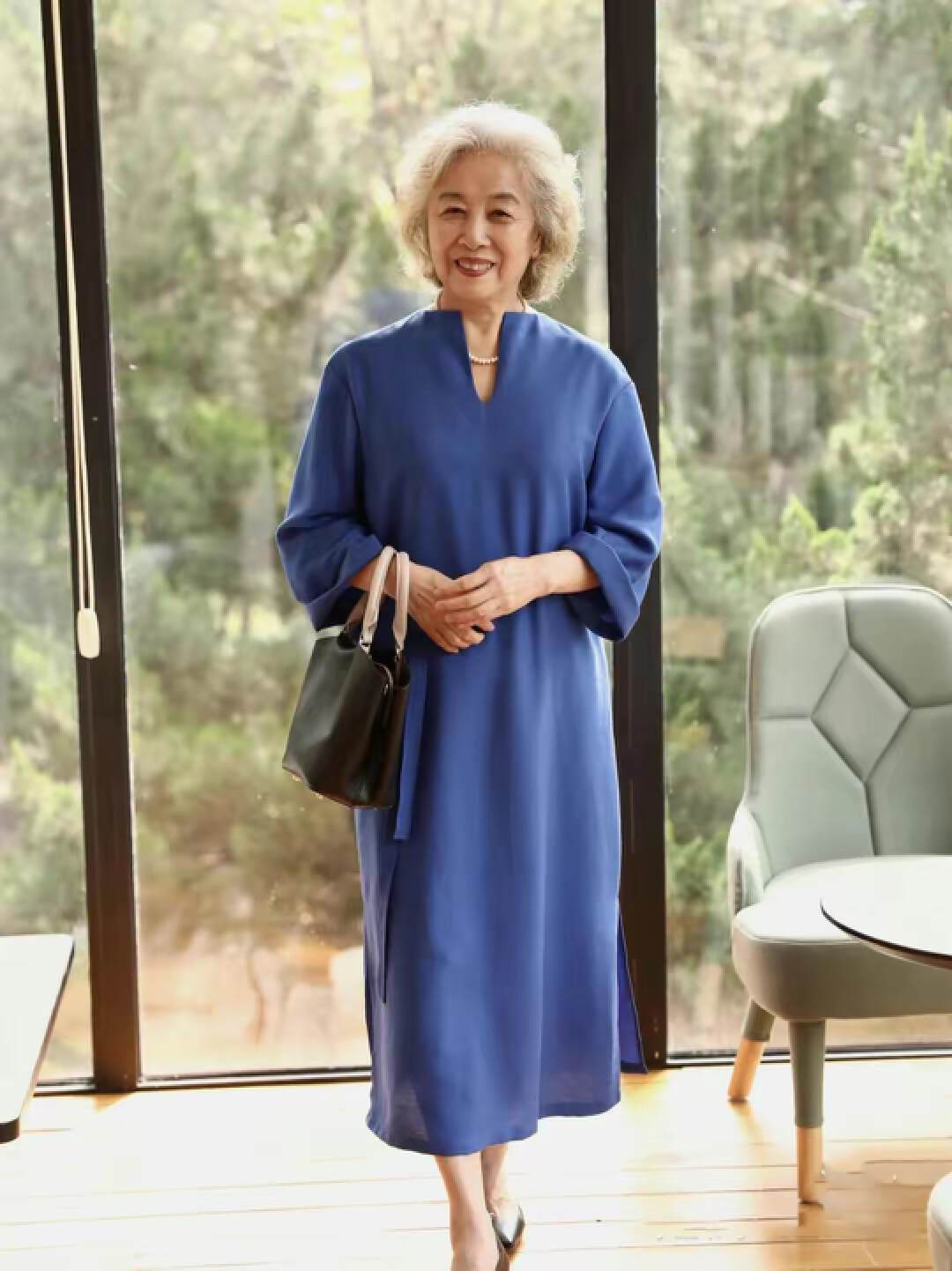 长窄丝巾和裙子的各种搭配,丝巾系法50岁减龄穿搭