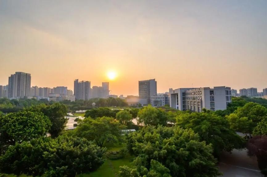 大学的食堂到底怎么样？家长能不能亲身体验？内附“超强”攻略