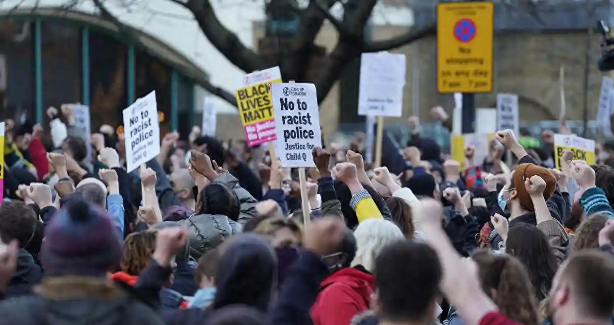 20年来，英国警方非法搜查15岁女孩*处私**，女性该如何保护自己呢？