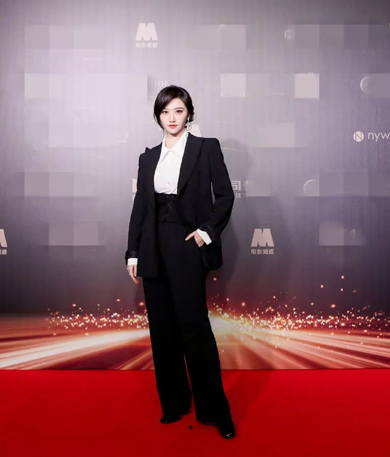 童瑶时尚芭莎红毯,杨幂惊艳亮相嘉人超级盛典红毯