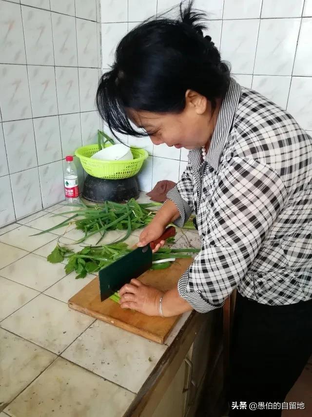 婆婆偷东西被邻居逮住了,偷儿媳东西的婆婆被抓