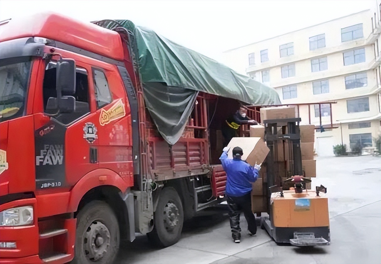 90后卡车夫妻记录卡车生活,1700万卡车夫妻的真实生活