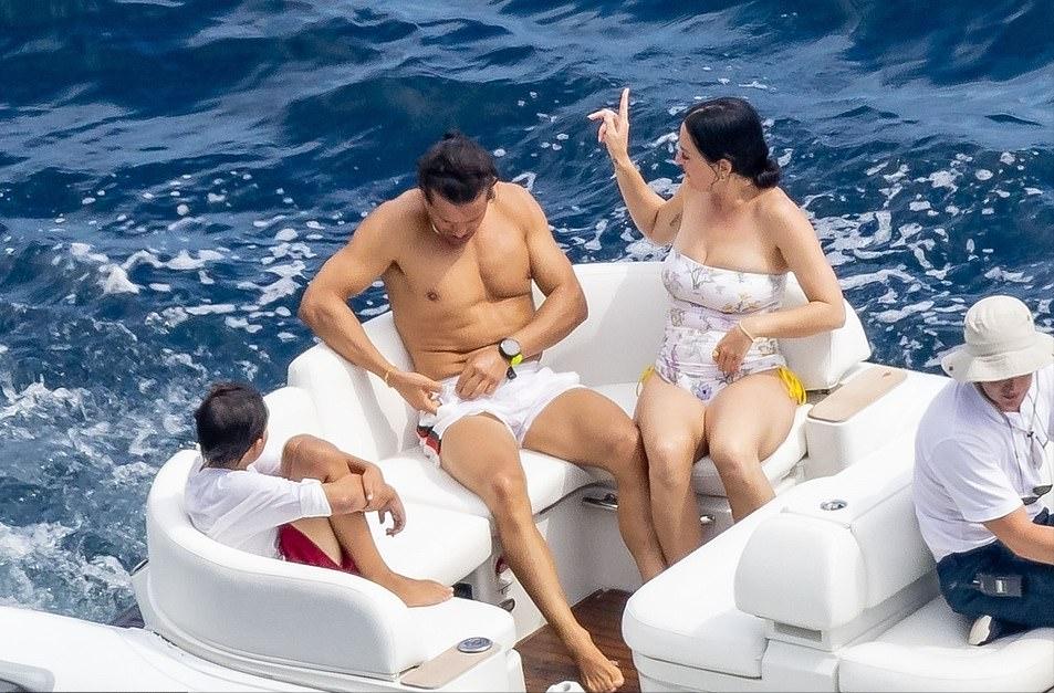 精灵王子一家三口海中嬉戏！34岁水果姐穿泳衣肚腩好真实，胖嘟嘟