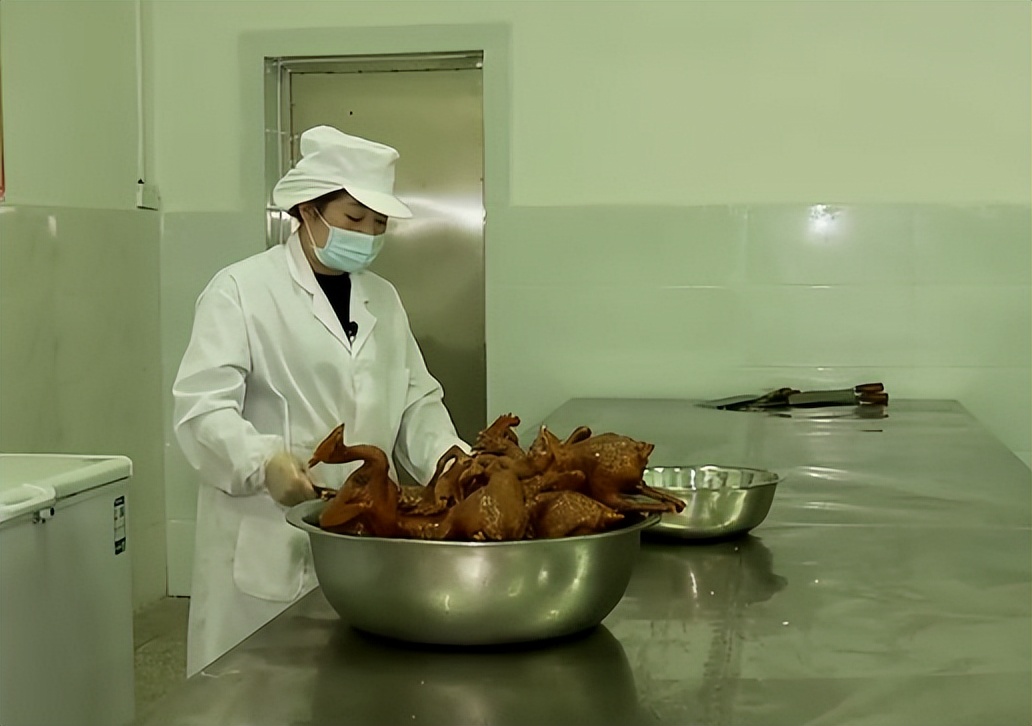 农村姑娘隐居深山创业养鸡,打工妹林下养鸡年入20万