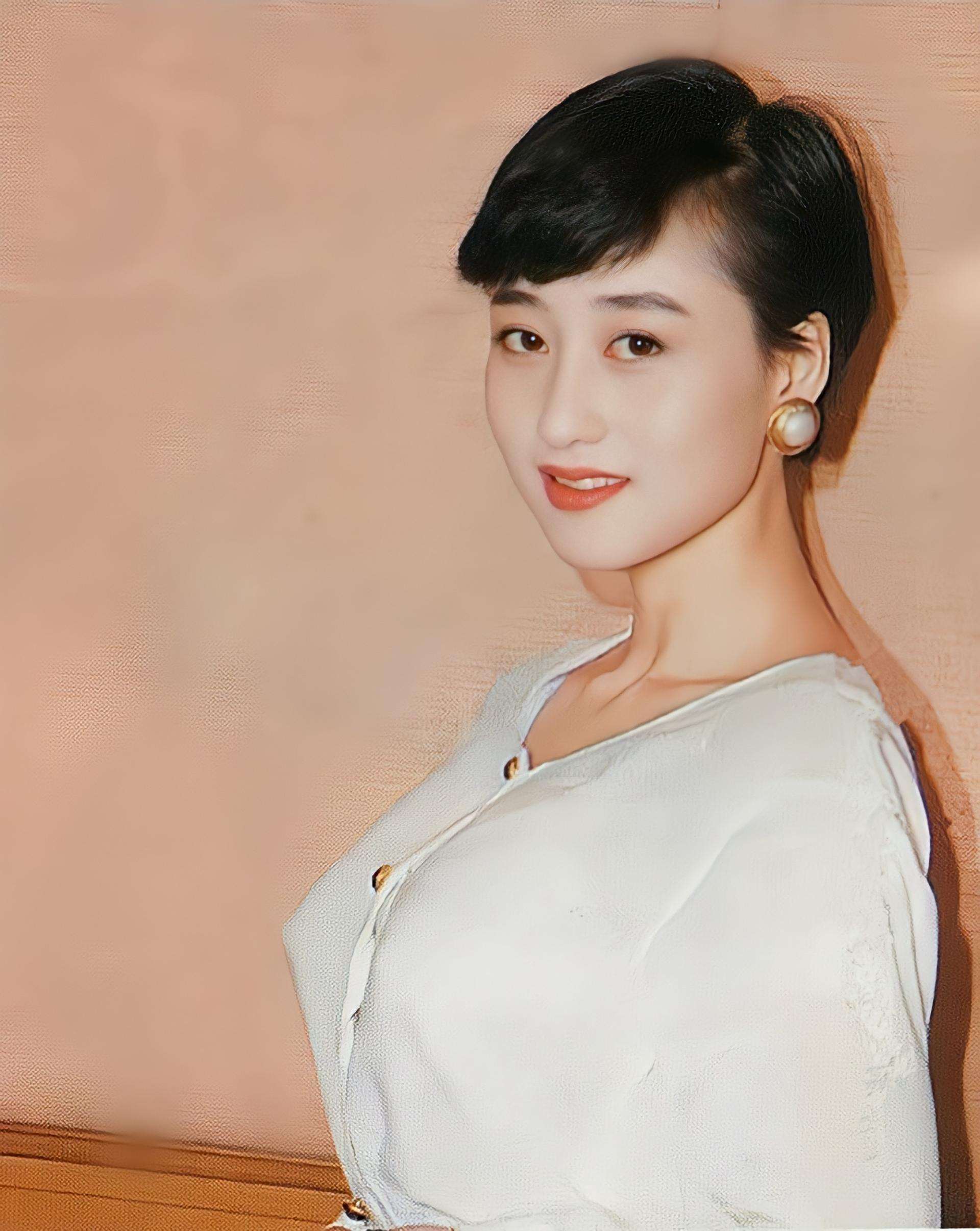 从未捐过钱的明星,周润发不为人知的心酸成长史