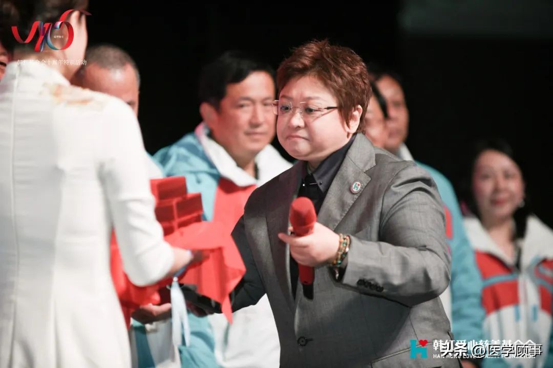 向顶尖医生们发问：AI与医术、遗憾与骄傲