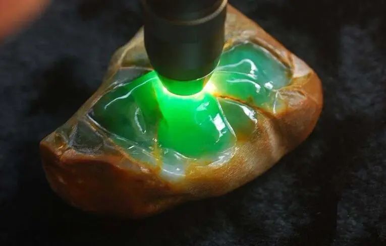 直播间买几十块钱的翡翠是真的吗,直播间翡翠卖几十块是真的吗