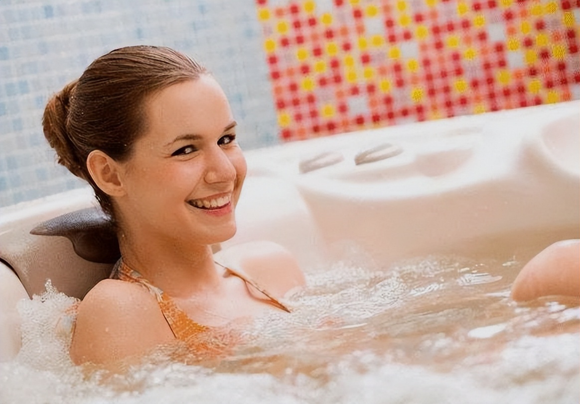 女子洗澡发现腋窝肿块,女孩洗澡时发现背后长了个痘痘