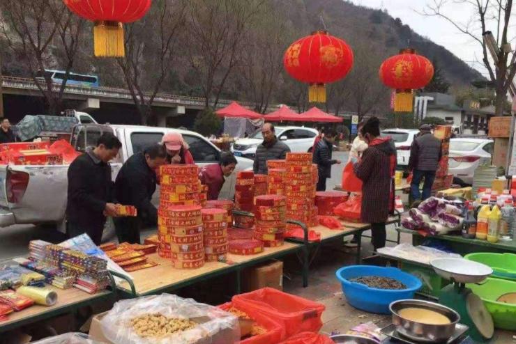 腊月二十九，开心过除夕，家家户户贴对联，3个讲究不妨一看