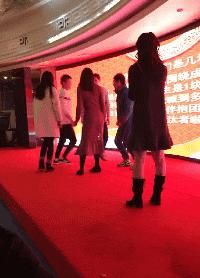 下雪天摔跤容易摔倒哪,下雪地上好滑大家注意安全