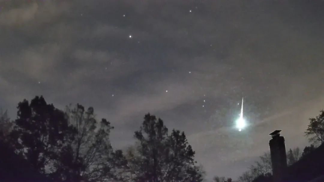 文曲星下凡？浙江舟山天降“火球”！击穿房顶瓦片，无非两种可能