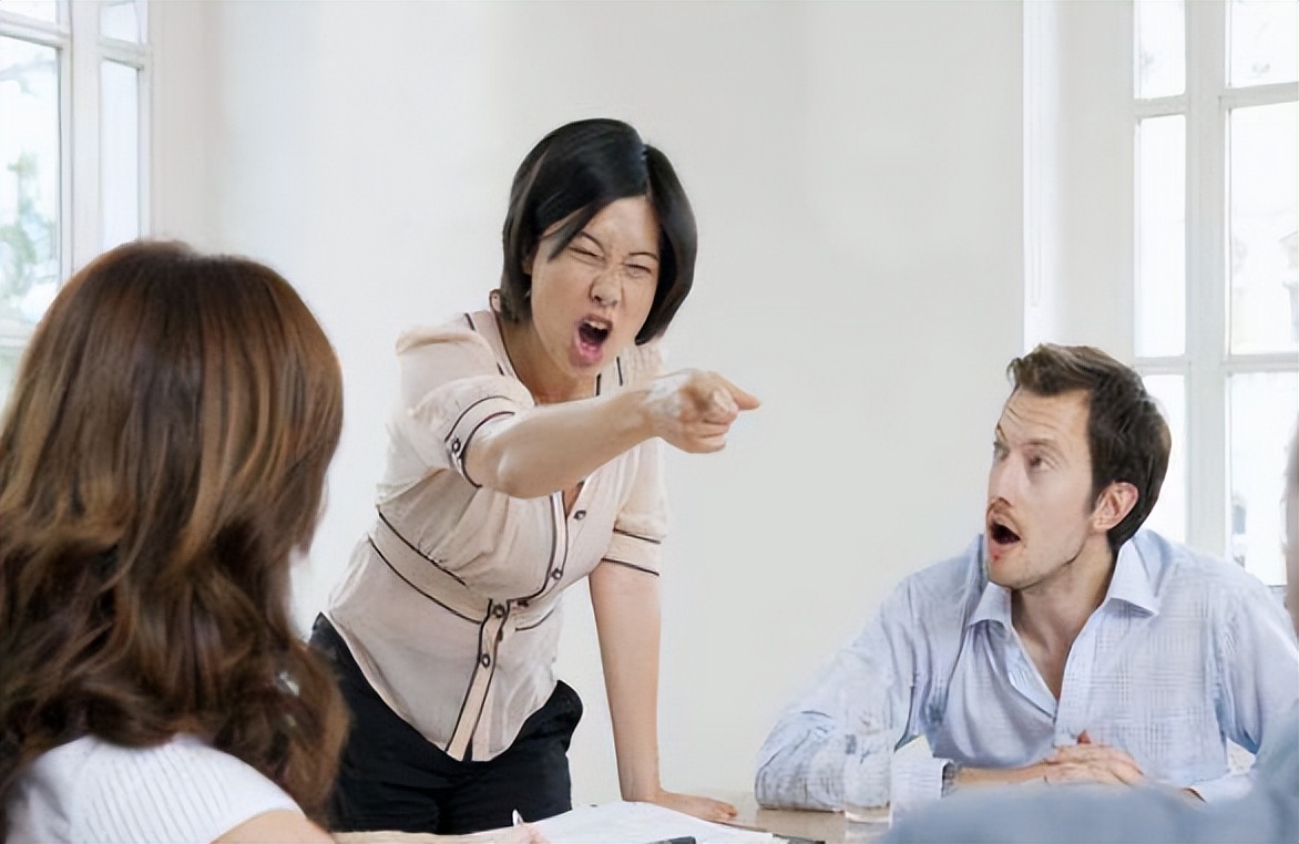 丈夫出轨家暴强奸岳母，妻子一家合力将丈夫打死，是否属正当防卫