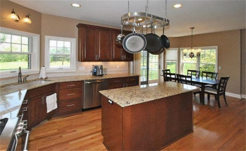 58岁保姆被骗到美国遭虐待,家政之痛