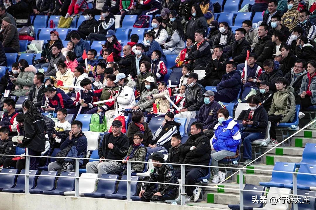人山人海的足球比赛开场,大连人足球赛事