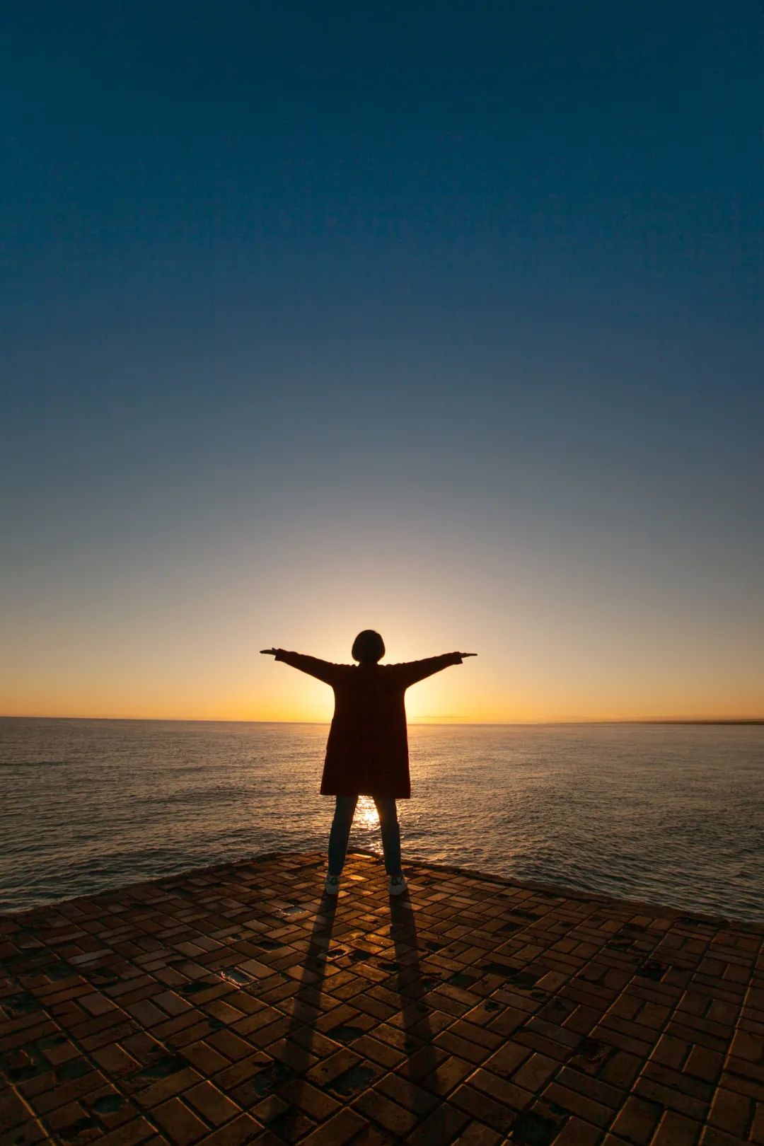 拍日出照片的姿势剪影,拍日出的创意照片