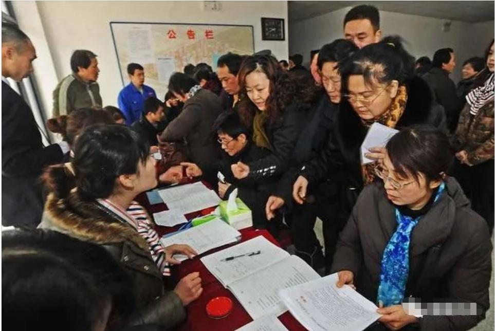 公务员家里有几套房子,公务员明明工资不高可都有几套房