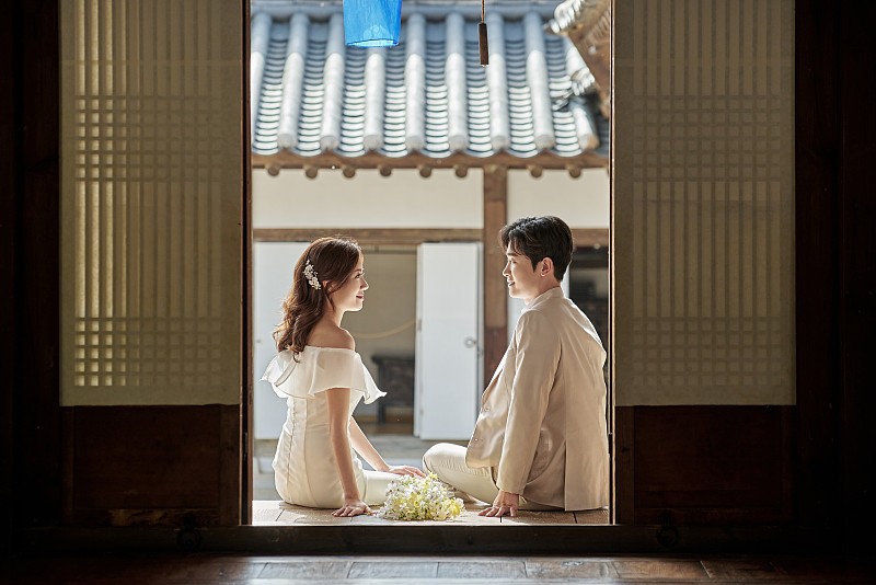 女方30人堵门要30条中华，新郎刷爆信用卡告知新娘：卡是你的