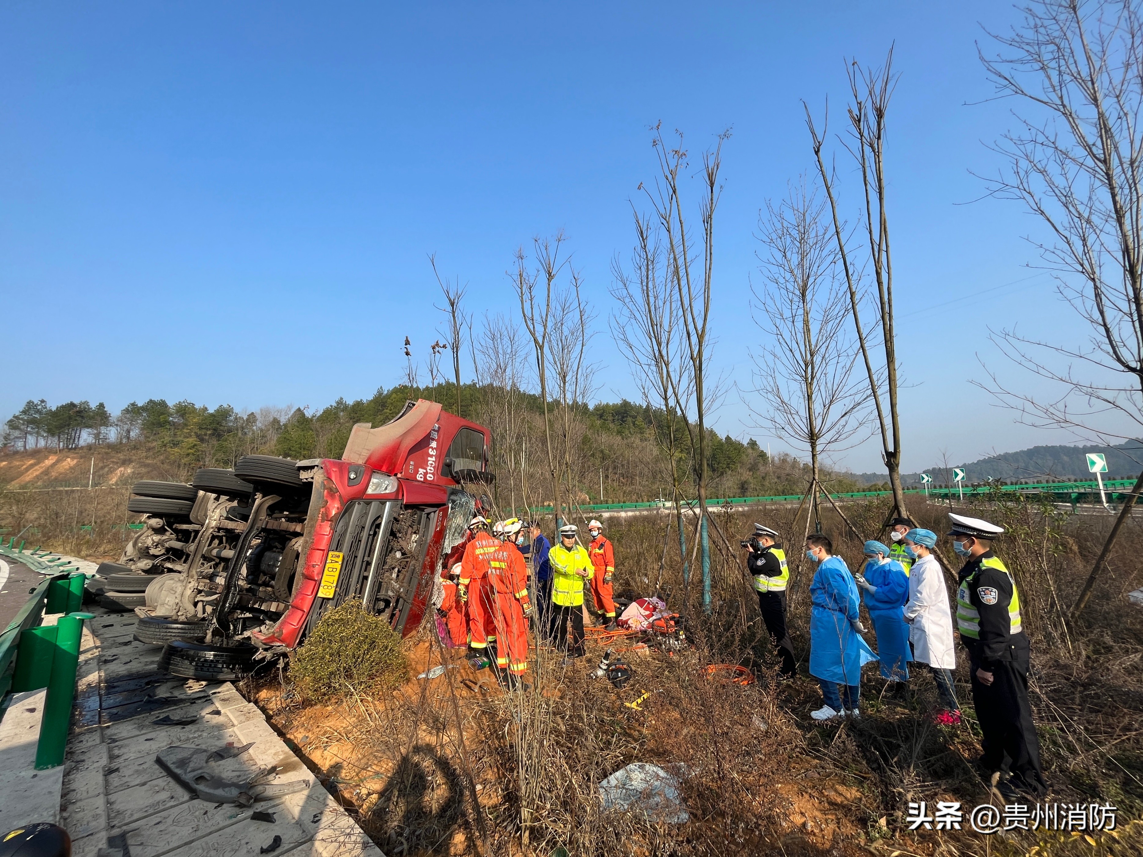 一大货车侧翻压扁轿车司机被困,货车侧翻驾驶员被困消防员救援