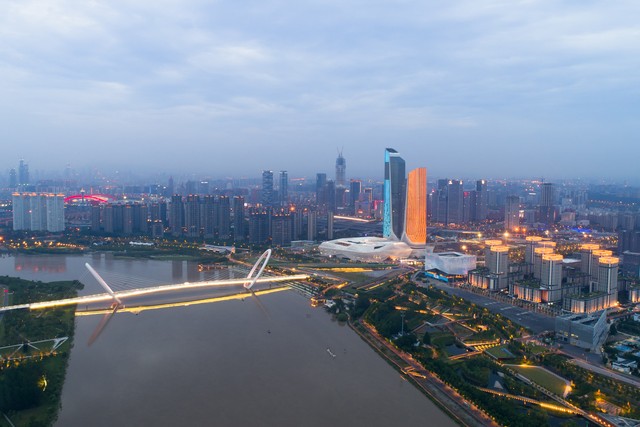 中国第五大城市南京和成都对比,未来十年南北10大城市