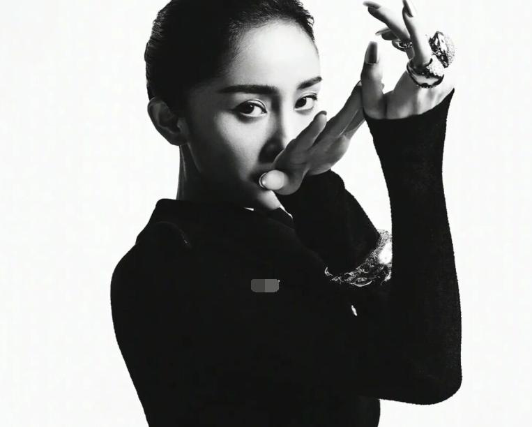 杨幂最新封面写真曝光,杨幂黑色时尚封面