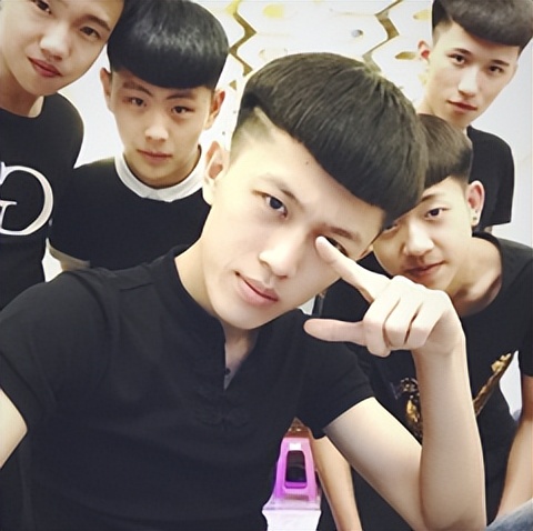 牌牌琦现状在哪,牌牌琦站在库里南上的照片