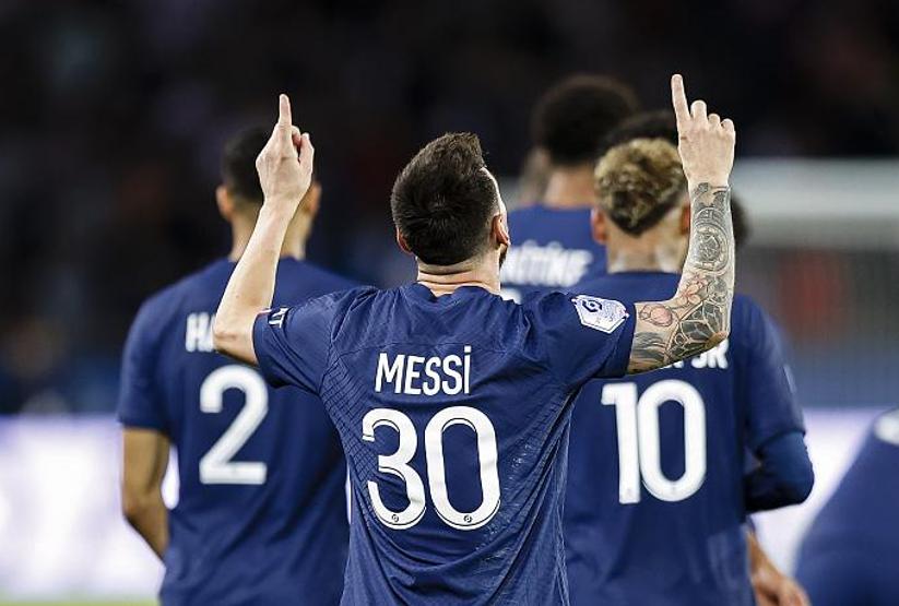 梅西任意球越过c罗头顶,梅西任意球钻过人墙