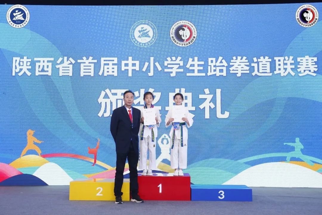 跆拳道小孩夺冠喜报,跆拳道馆比赛获奖喜报模板