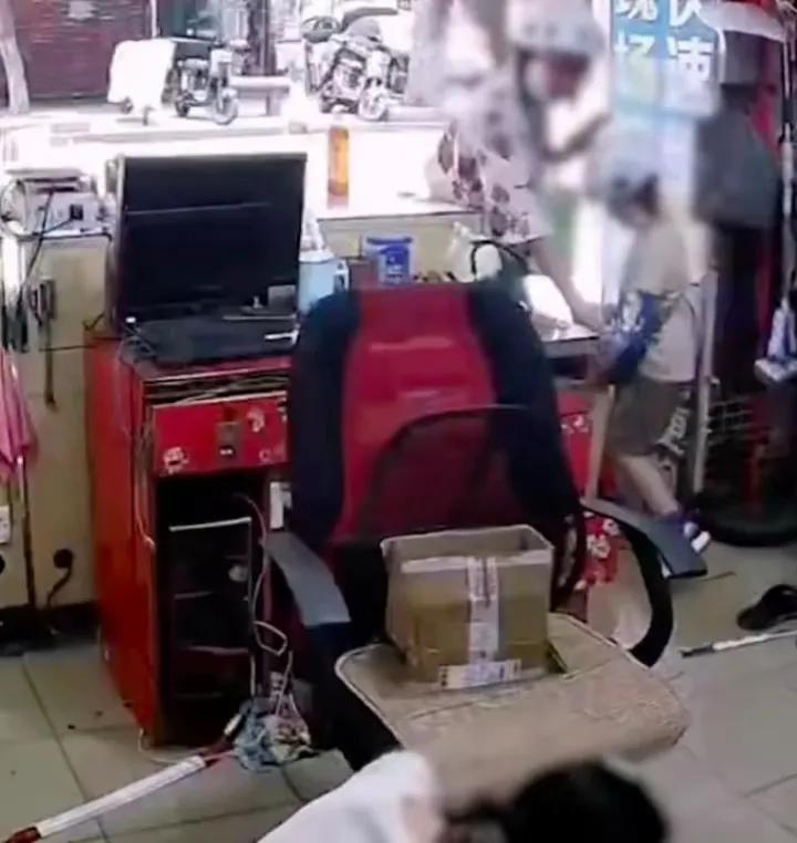 男孩恶意踢踹11个月婴儿拒道歉,男孩恶意踢1个月婴儿家长拒道歉