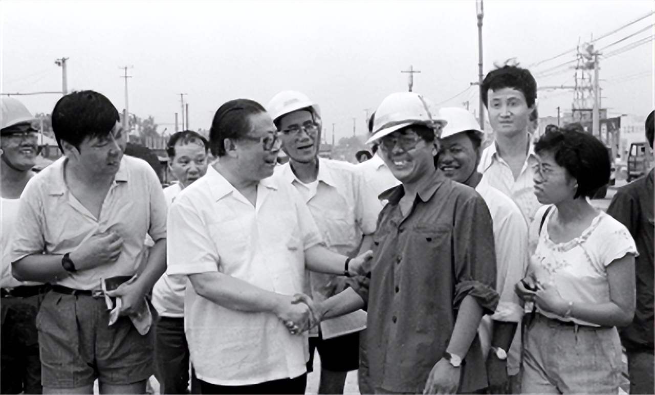 江主席掌舵的十年，是中国最艰难的十年