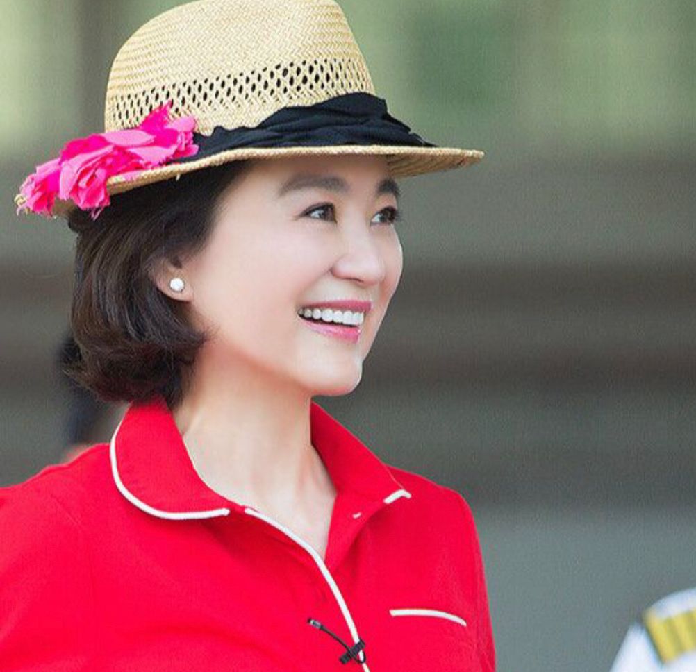 微胖中年阿姨别留长发了，学林青霞烫这款“贵妇卷”，高级不油腻