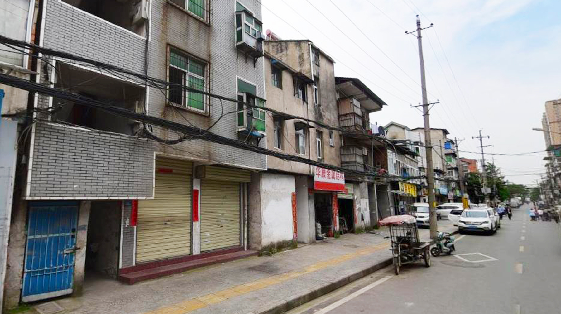 穿梭于武汉东西湖区这条小街，古朴民房和老商铺遍布，充满烟火气