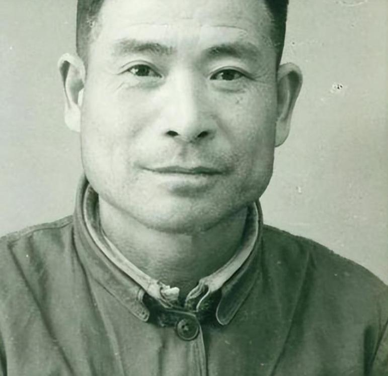 1942年毛*东泽**说延安经济难，*少奇刘**万两黄金送到，铁道游击队护送