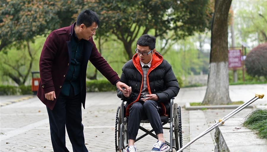 感动中国的男孩离世，7年后父亲征集“替身”，圆89岁母亲心愿