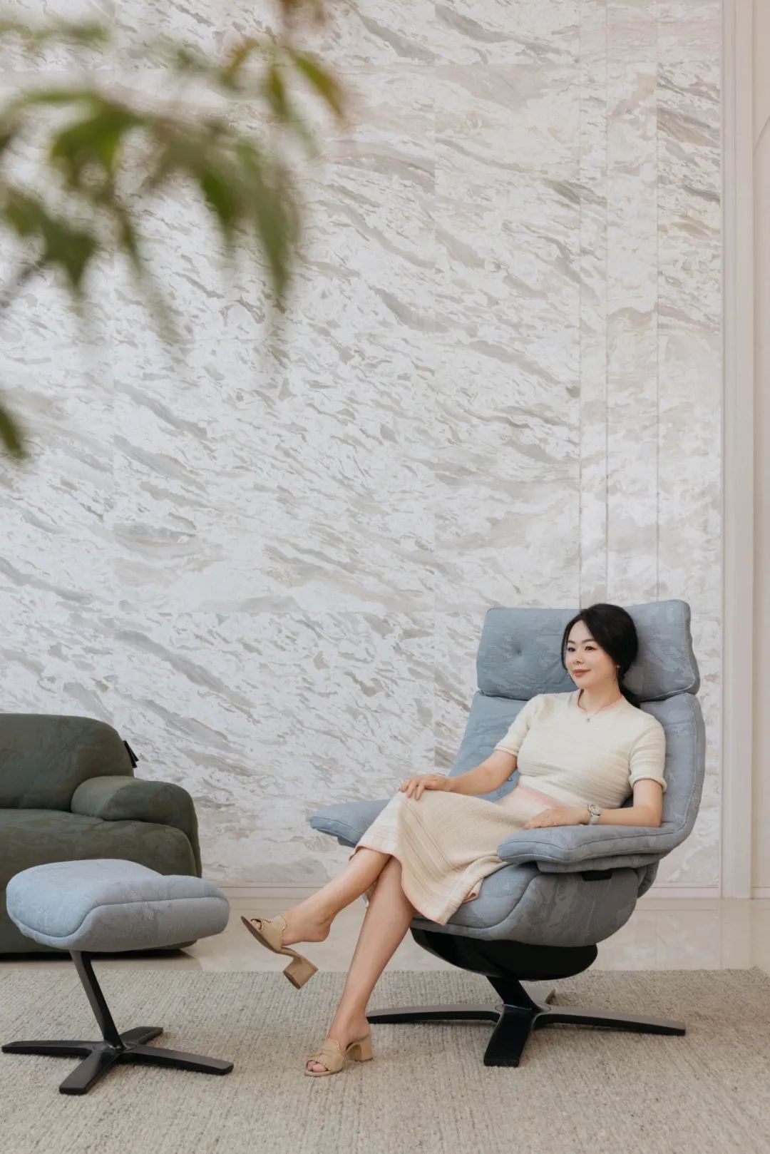 孟晚舟紫色连衣裙,孟晚舟蓝色连衣裙