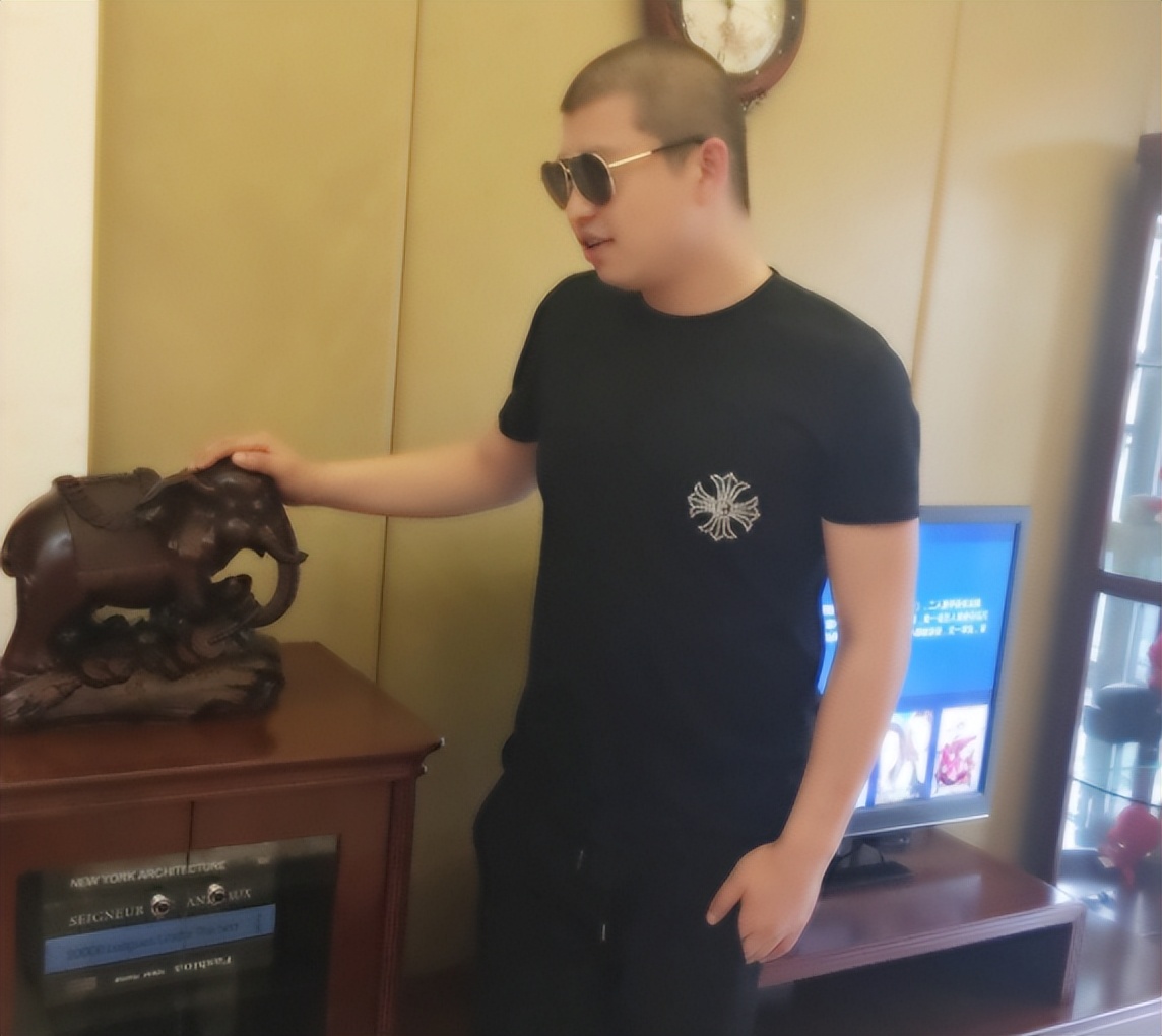 二驴借“榴莲事件”嘲讽辛巴：200万包飞机去泰国，豪赚3000多万