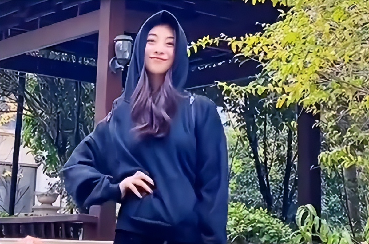 闺蜜花20万试管生混血宝宝视频,30岁女模特试管生下混血三胞胎