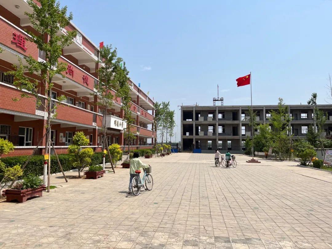 把所有孩子赶出去的游戏,把小孩子扔到外面的游戏