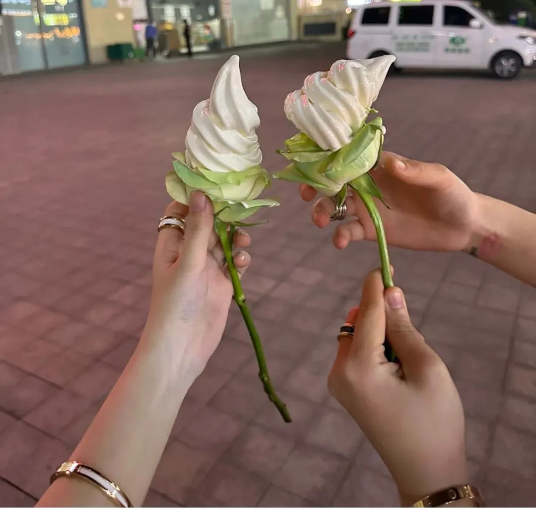 离谱到全网开骂的“玫瑰冰淇淋”事件：新型智商税，又来祸害人了