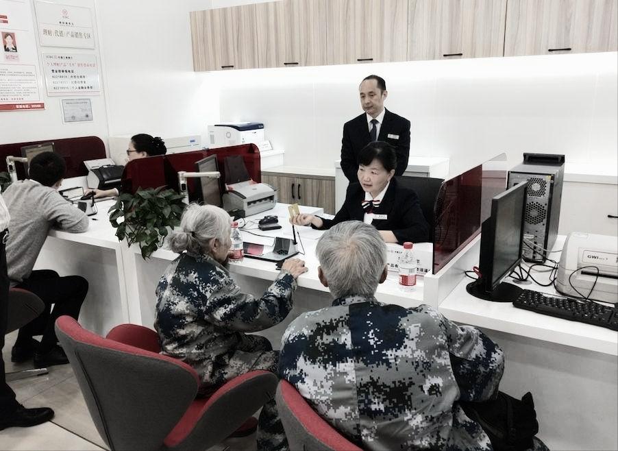 身穿15元鞋子老人向社会捐款1000万,老人穿15元鞋给家乡捐款1000万