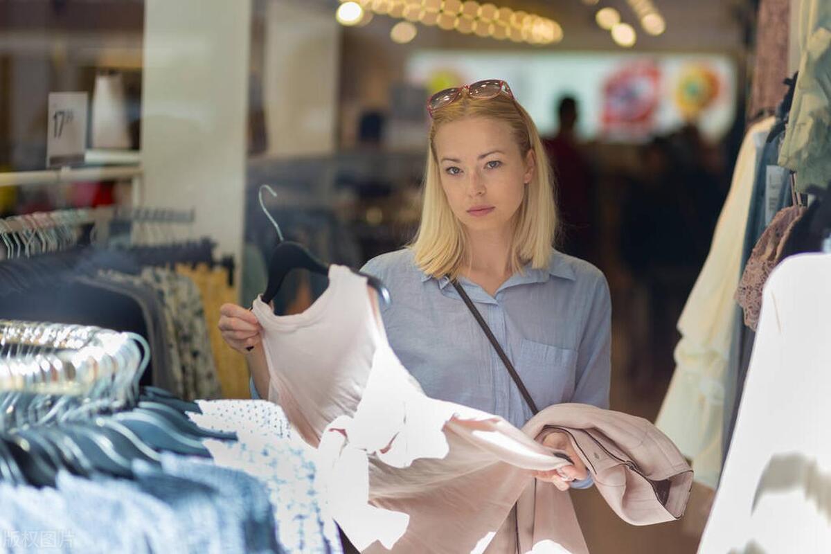 这家服装店买衣服就免费送衣柜，你见过吗？