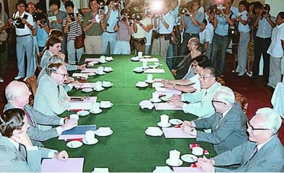 军委制定接防香港方案，忽视了*力武**准备，*小平邓**沉着脸说了2句话