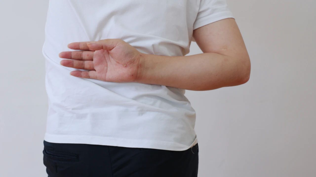 棘上韧带炎症状表现有哪些,棘上韧带炎的典型症状吃什么药