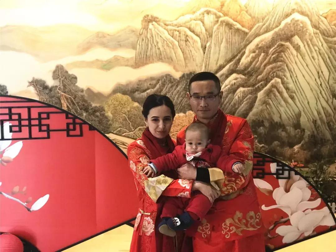 哈萨克斯坦美女爱上中国小伙，在恋爱中抓住跨国商机，他们赚大了