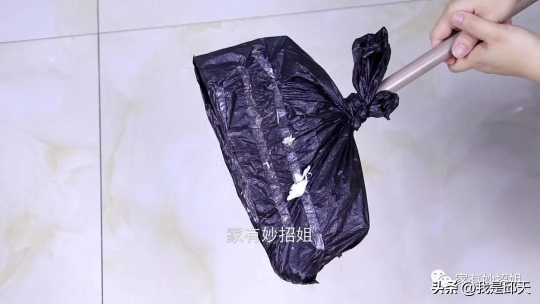 扫把粘在头发上怎么去除,家里头发灰尘多怎么办