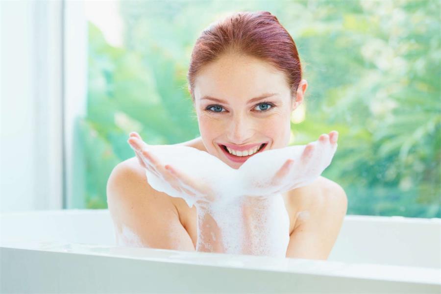 夏季洗澡是常事,为健康着想,这些事洗澡时尽量不要做