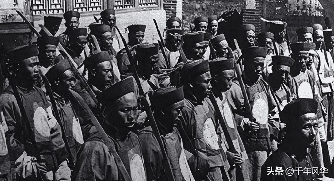 老照片里的汉奸,两个女汉奸与日寇合影